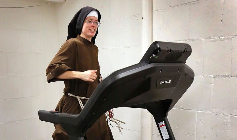 Nữ tu chạy marathon gây quỹ bác ái