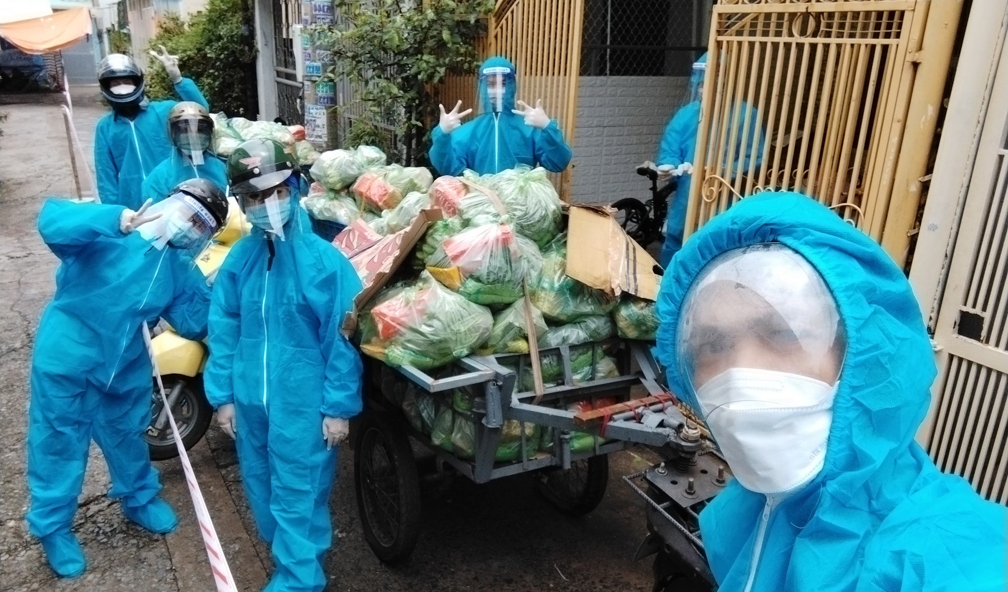 Trao yêu thương  đến cho muôn người