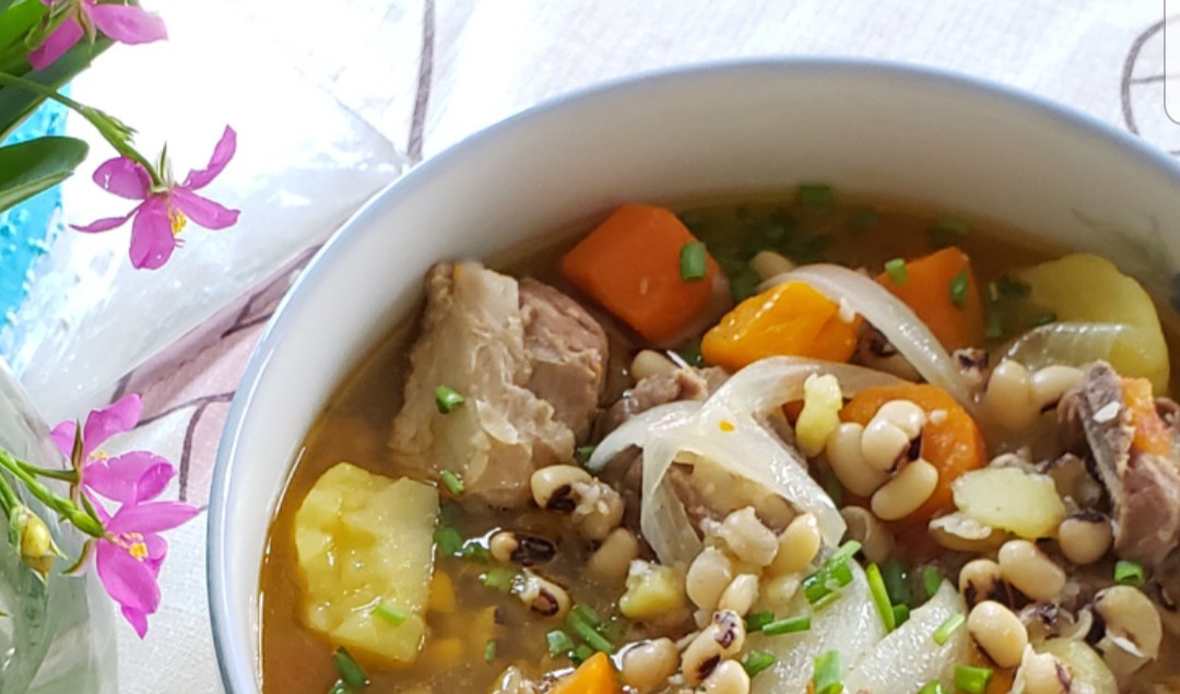 Sườn non nấu đậu trắng