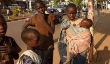 Nữ tu dòng Thừa sai Comboni giúp đỡ trẻ em đường phố Uganda