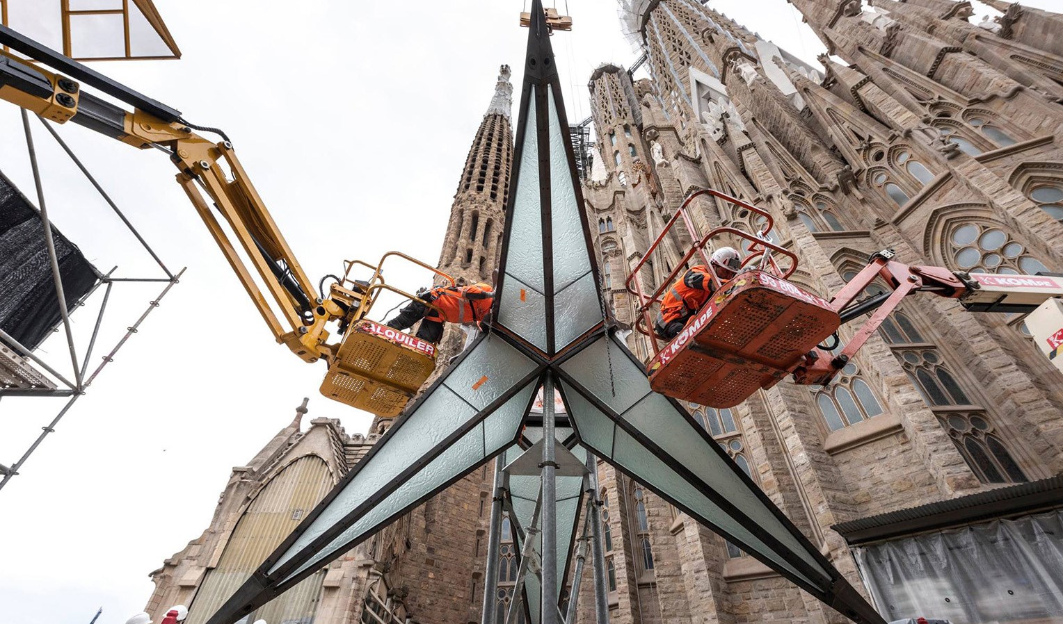 Tháp Ðức Mẹ tại nhà thờ Sagrada Família được thắp sáng