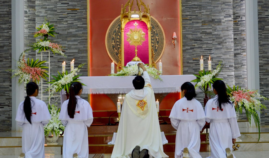 Ðào luyện tâm linh bắt đầu từ Thánh Thể hay Thánh Kinh