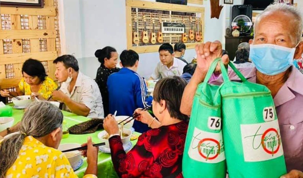 Những chiếc “túi xanh” của quán cơm huynh ðệ