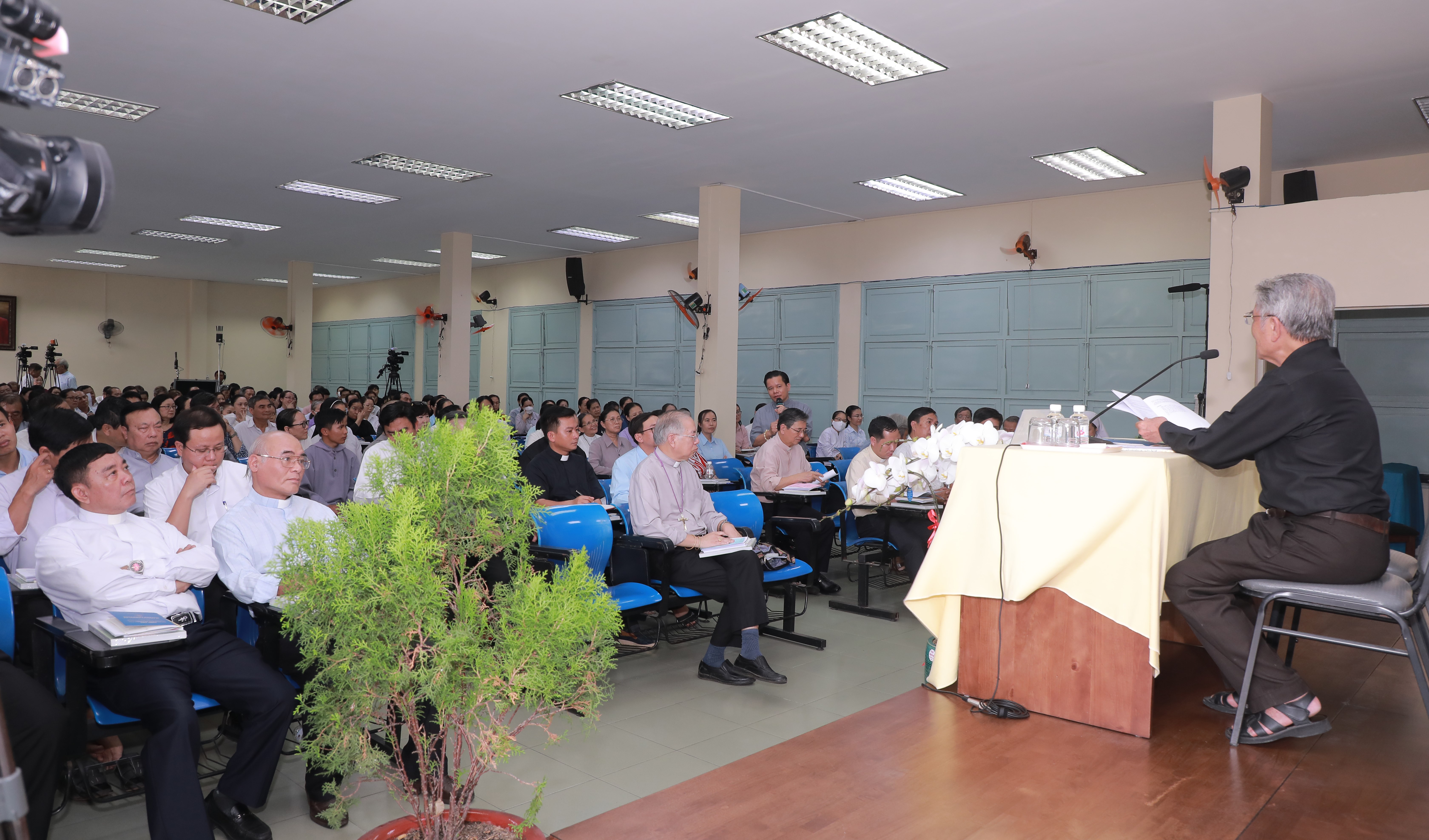 Trách nhiệm của linh mục trong hướng dẫn mục vụ thánh nhạc tại giáo xứ và cộng đoàn