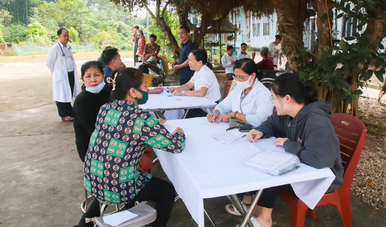 Khám bệnh, phát thuốc miễn phí tại giáo xứ Lực Tiến