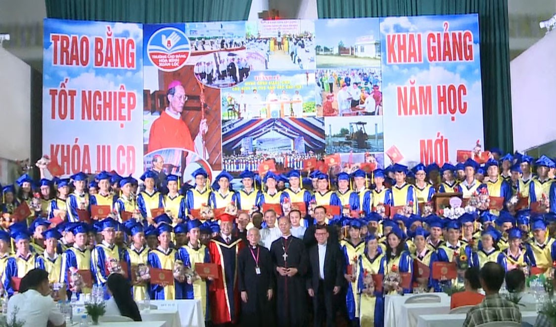 Trường cao đẳng Hòa Bình Xuân Lộc mừng chặng đường 10 năm