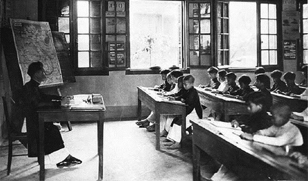 Vua Thành Thái ban hành sắc lệnh cổ võ việc học chữ Quốc ngữ