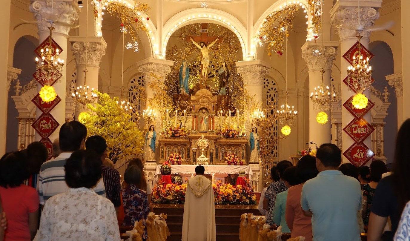 Giáo dân chầu Thánh Thể