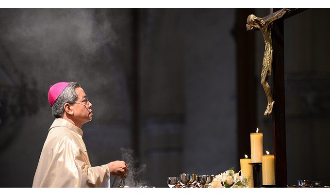Ðức Tổng Giám mục Giuse Nguyễn Năng nhận dây Pallium