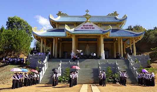 Làm phép đền Nữ Vương Các Thánh Tử Ðạo Việt Nam tại giáo xứ Kala