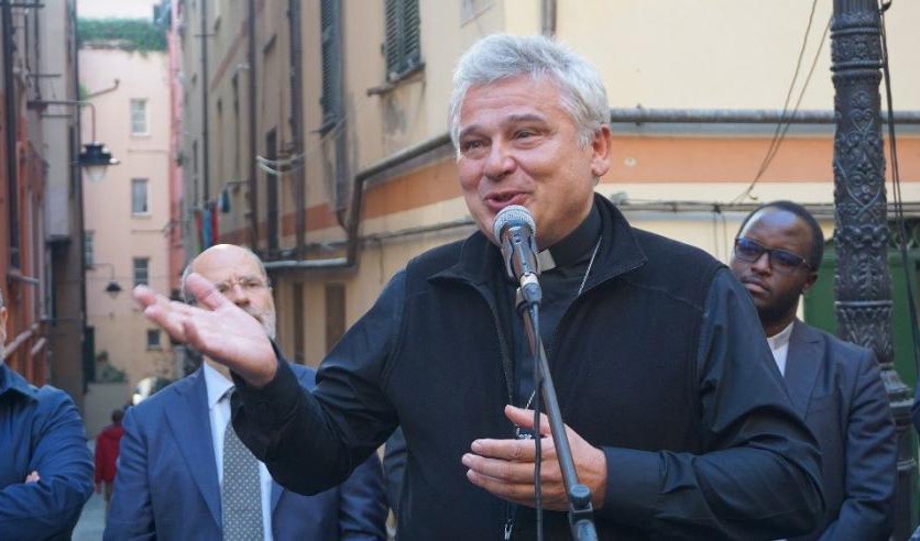 Vị hồng y lái xe cứu thương từ Vatican đến Ukraine