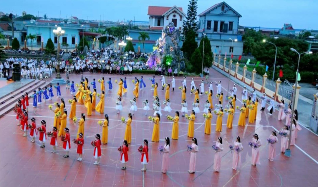 Tháng 5 vào cuộc dâng hoa