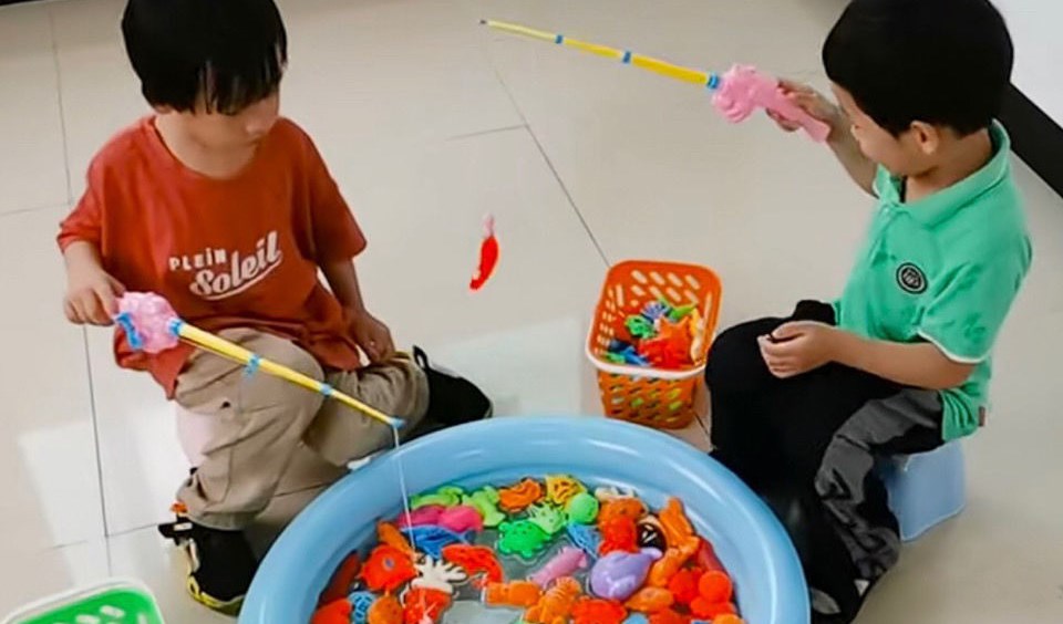 Những cháu bé câu cá trên cạn...