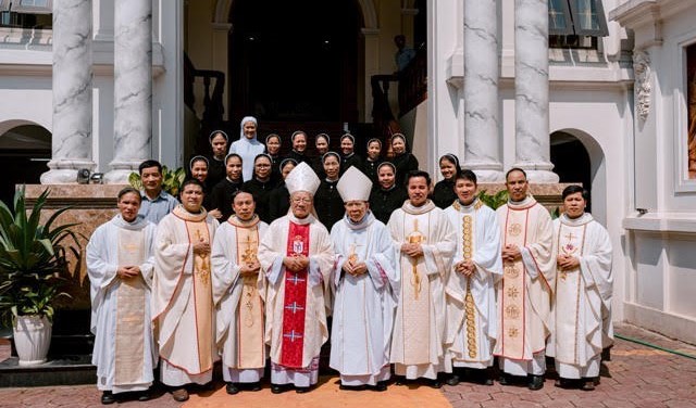Hai Ðức Giám mục Antôn Vũ Huy Chương và Gioan Maria Vũ Tất mừng thượng thọ 80 tuổi