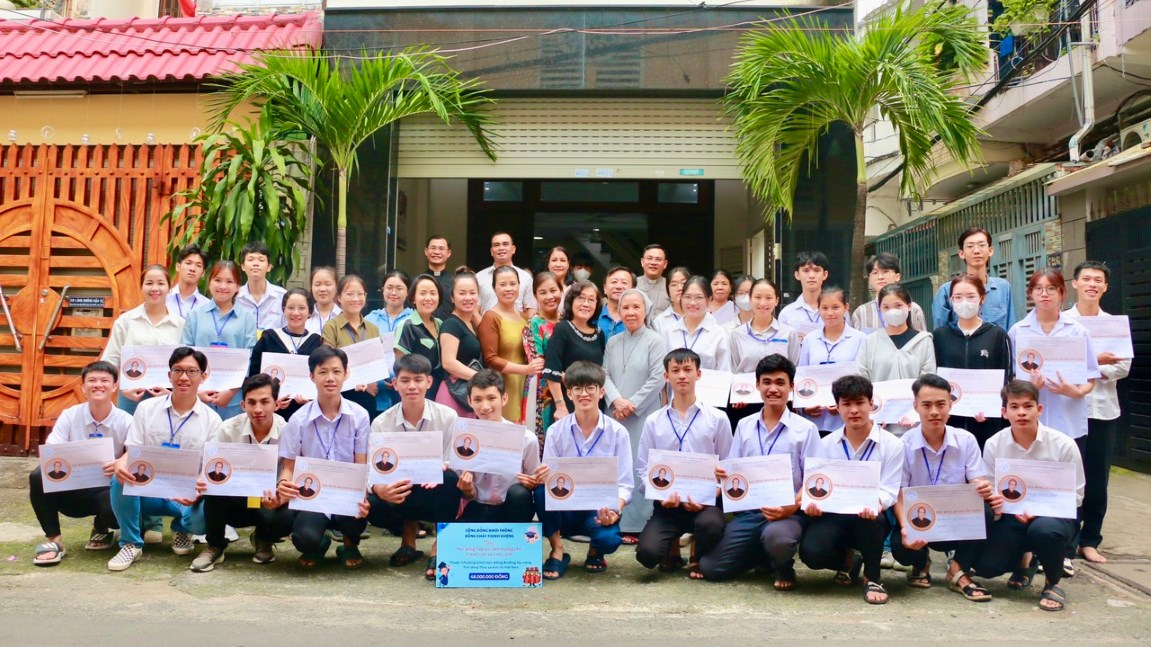 Trao học bổng “Đường Hy Vọng”