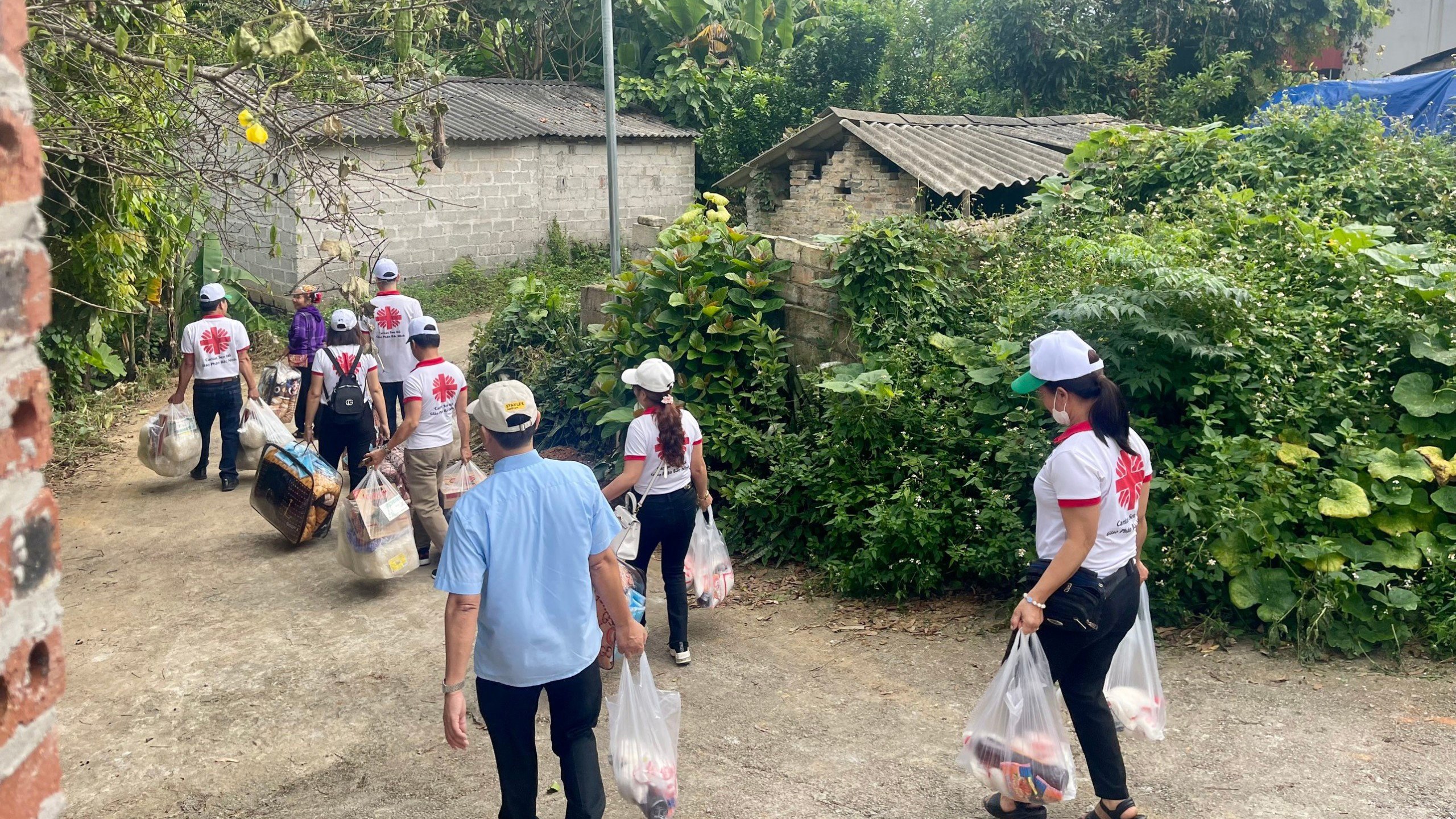 Ban Caritas giáo họ Sen Hồ tặng quà  người nghèo