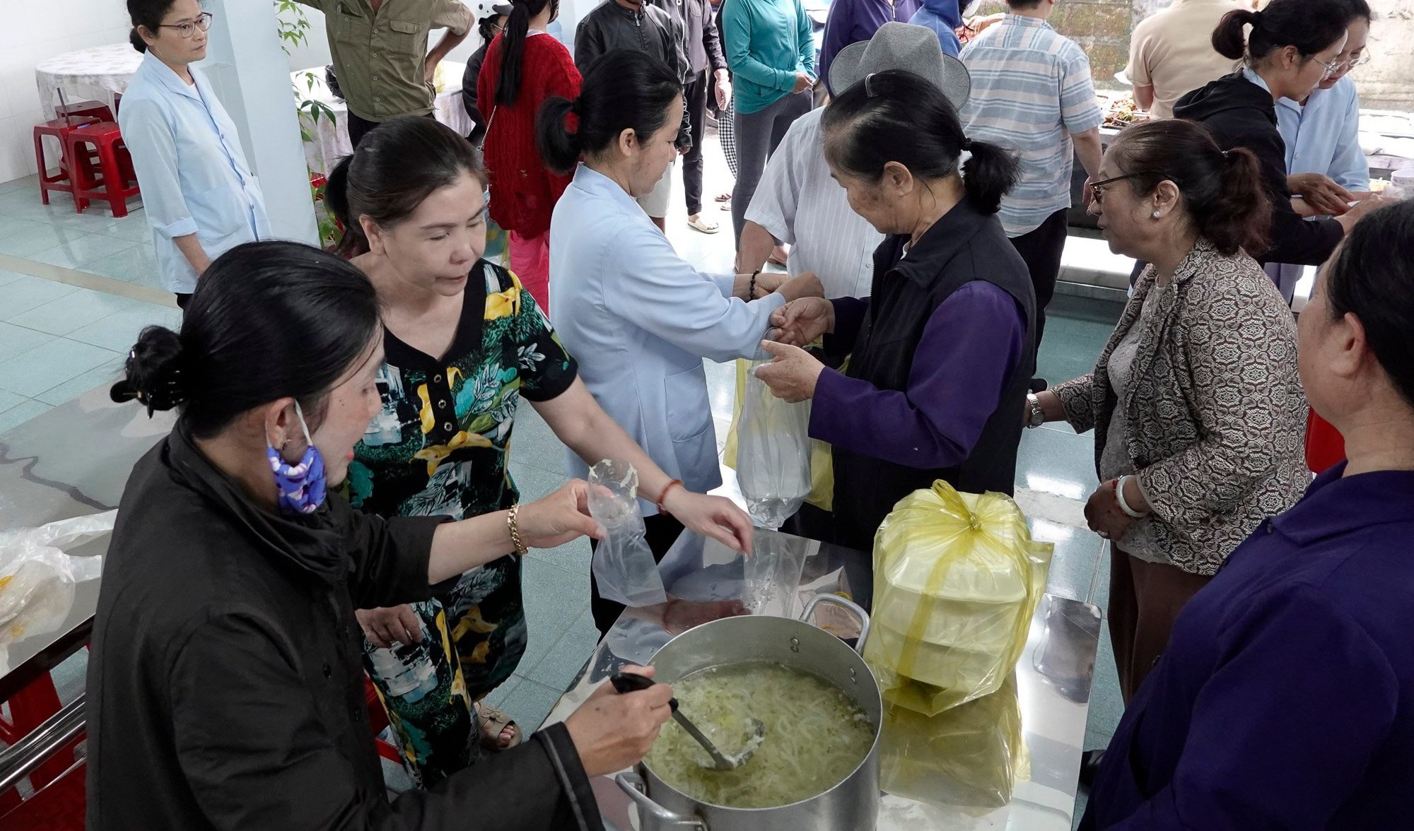 Các nữ tu dòng Mến Thánh Giá Ðà Lạt mở bếp tình thương