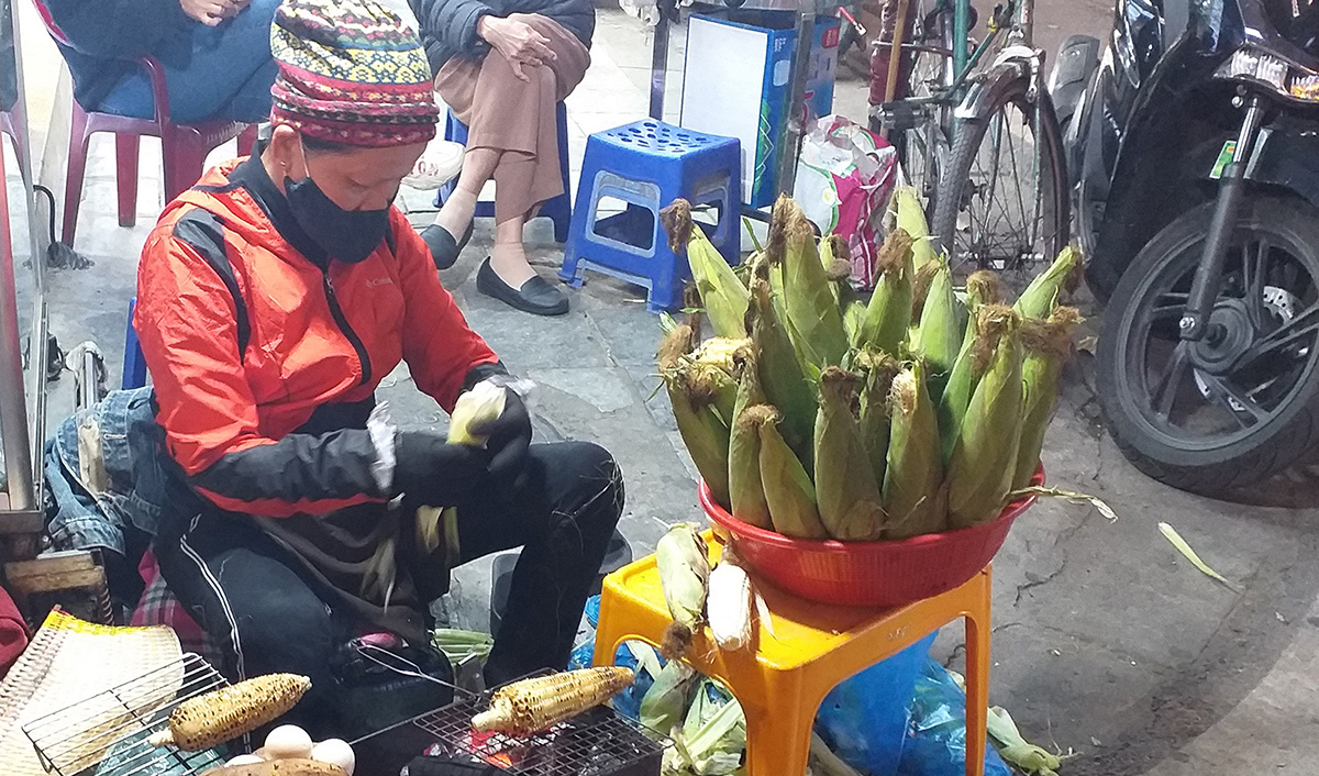 Góc phố mùa Ðông thơm lừng hương ngô, khoai nướng