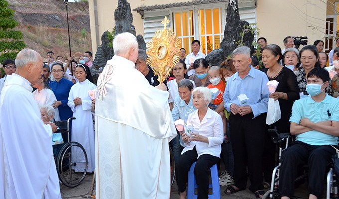 “Hãy trở nên bàn tay nối dài của Chúa”