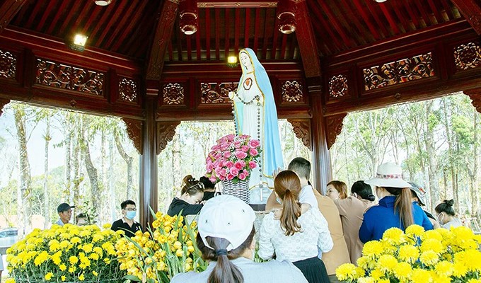 Ðến Măng Ðen với lòng kính mến