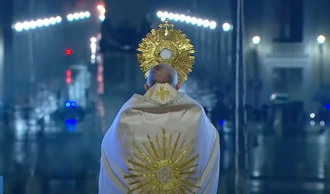Hướng về Vatican nhận phép lành