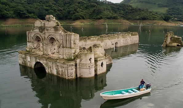 Nhà thờ cổ tái xuất do hạn hán ở Mexico