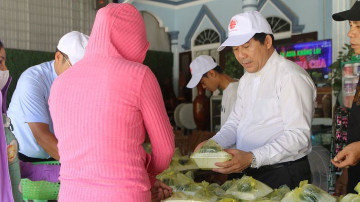 Caritas Huế đã trao 300 phần cơm cho bệnh nhân
