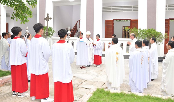Đức cha Phêrô Nguyễn Văn Khảm làm phép dãy văn phòng mới tại Trung tâm Mục vụ