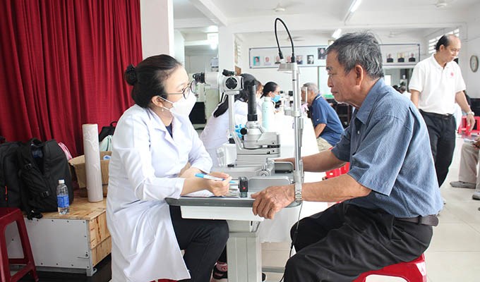 Buổi khám mắt miễn phí ở giáo xứ Nhân Hòa