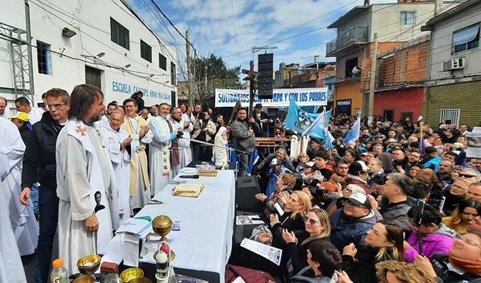 Các linh mục khu ổ chuột cử hành thánh lễ đền tạ ở Argentina