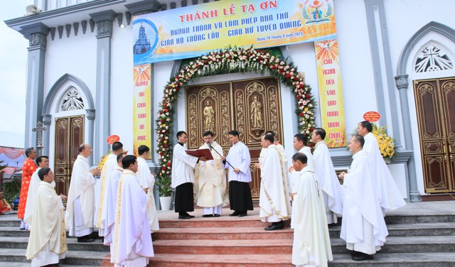 Khánh thành và dâng thánh lễ tạ ơn làm phép nhà thờ giáo họ Trũng Lầu