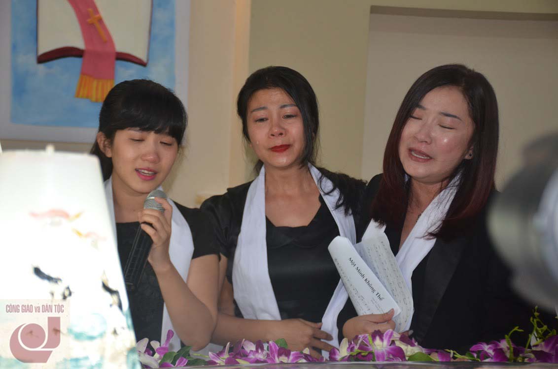Nghe sy vieng Giám mục Thong