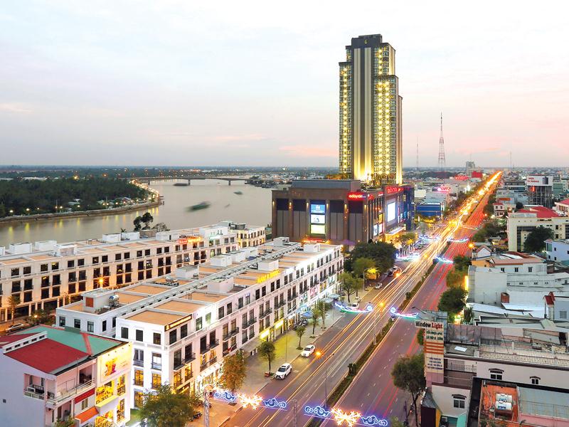 Phó chủ tịch thường trực UBND TP. Cần Thơ Dương Tấn Hiển cùng đại diện WWF - Việt Nam tại một sự kiện nhằm bảo vệ môi trường 