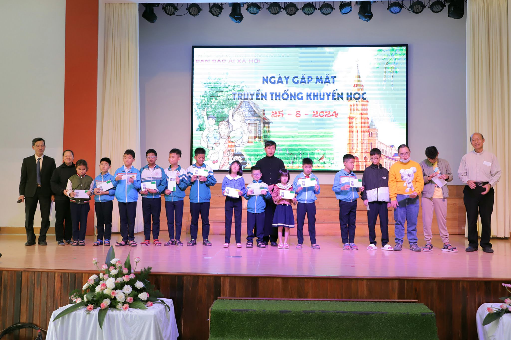 Trao quà khuyến học cho 180 em