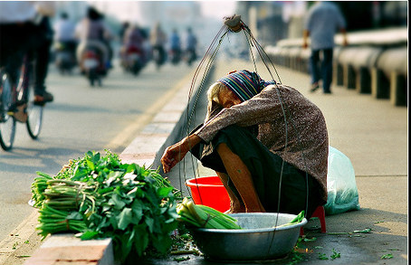 Mặc lấy thân phận người nghèo