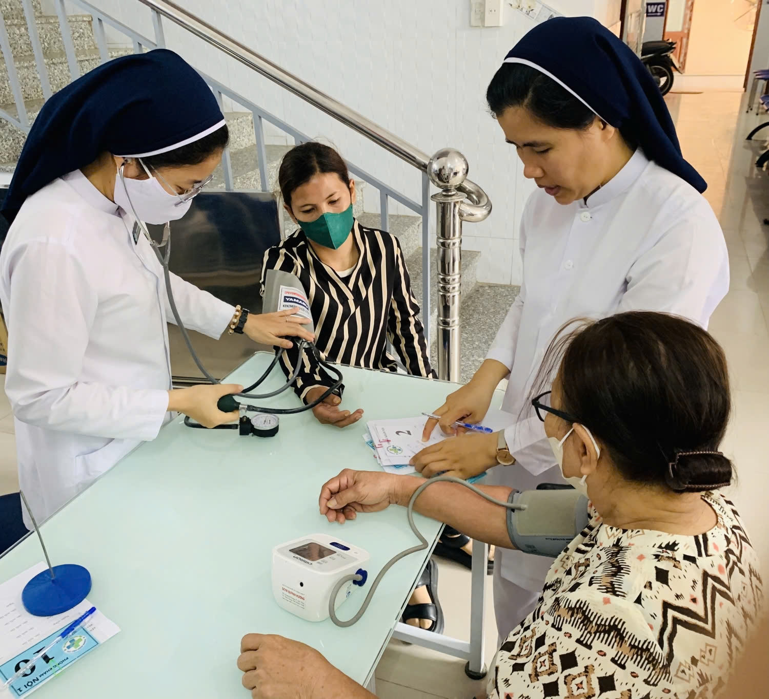 Những thầy thuốc đội lúp xanh
