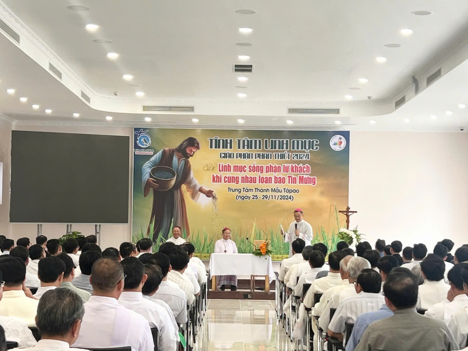 Linh mục sống phận lữ khách