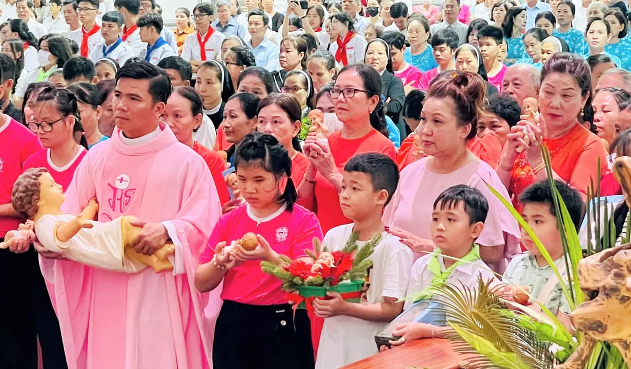 Làm phép tượng  Chúa Hài Ðồng tại Núi Cúi