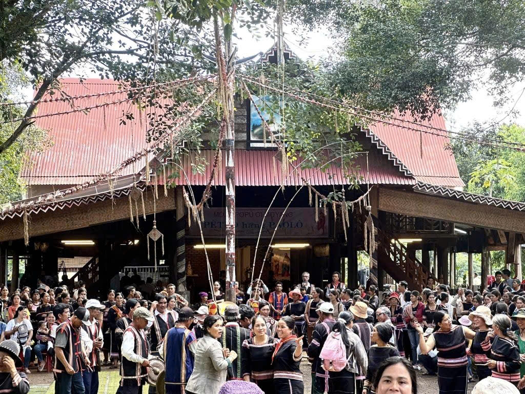 Mang Tin Mừng về bản làng Dun De