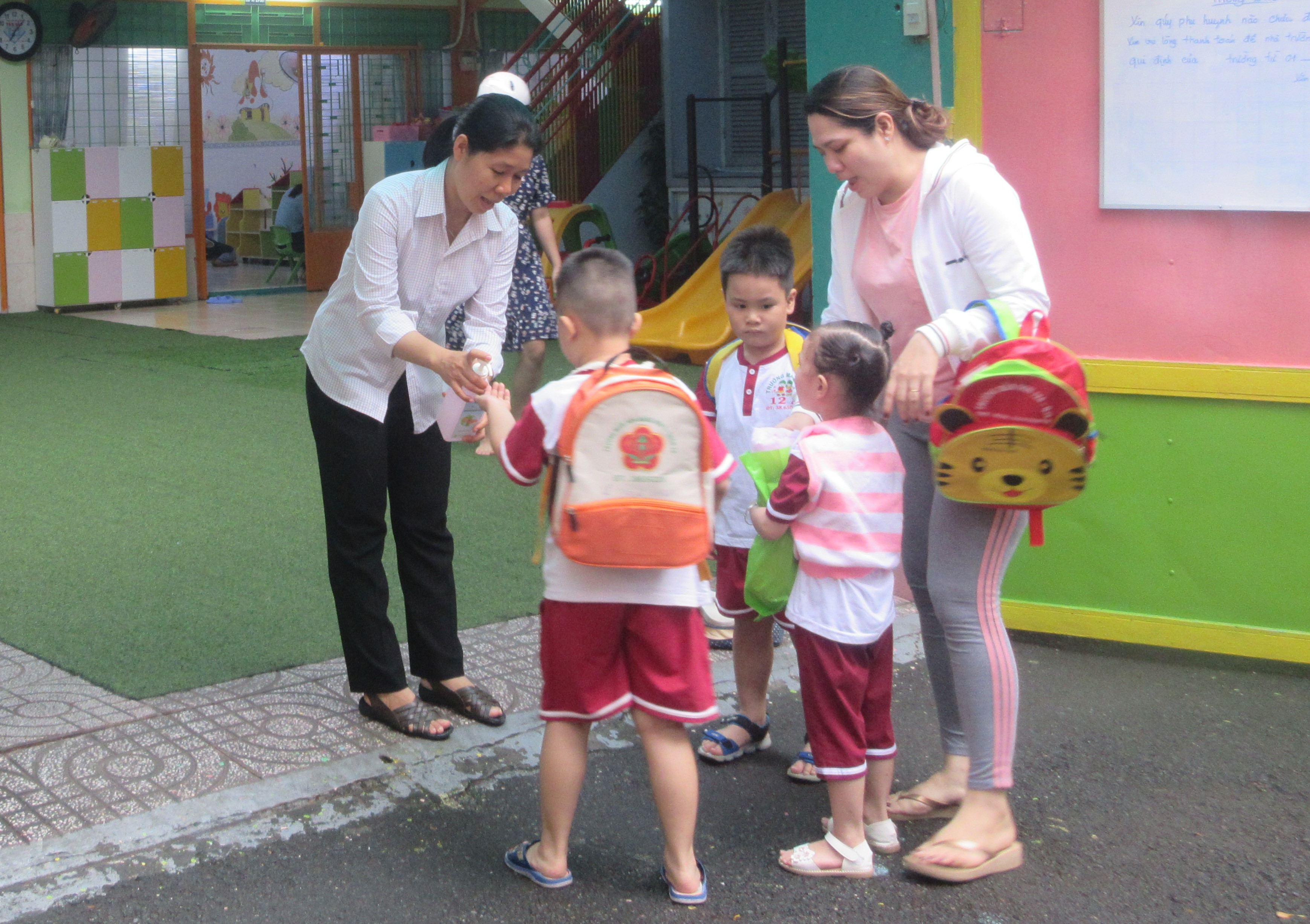 Làm gì để giúp trẻ thích nghi với lớp học đầu đời?