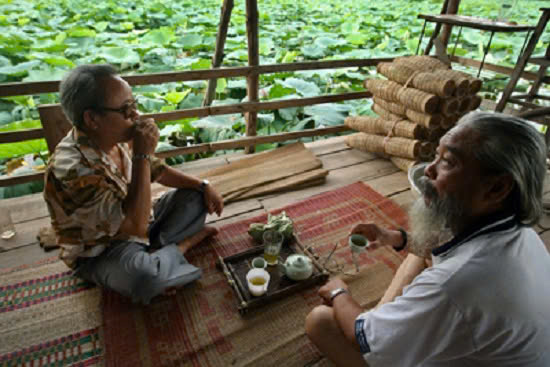 Bên hiên nhà ngụm một tách trà