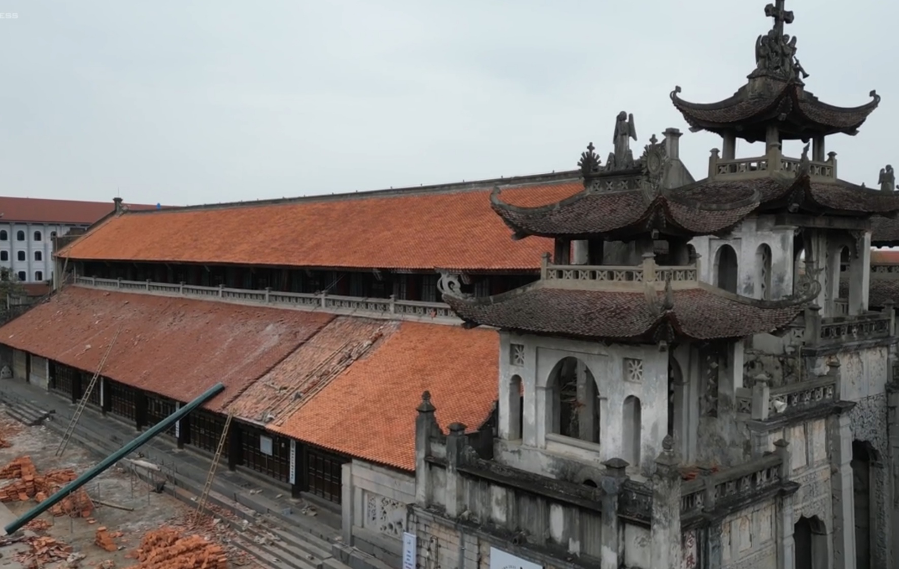 Nhà thờ Chánh tòa Phát Diệm thay 165.000 viên ngói mới