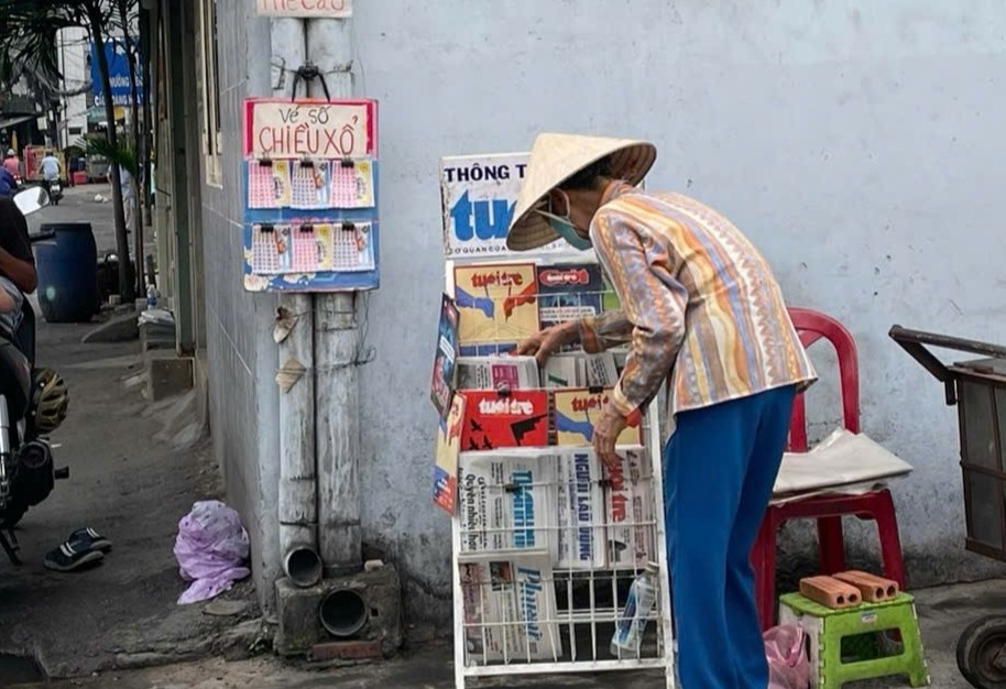 Ghé qua sạp báo tìm mua...