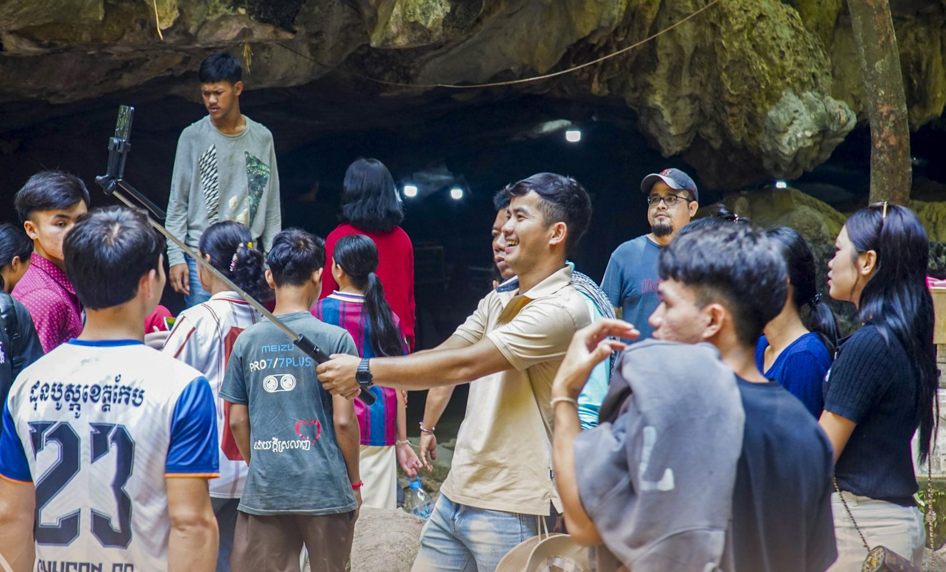 Thanh niên Campuchi thăm hang động núi Kampong Trach.jpg (303 KB)