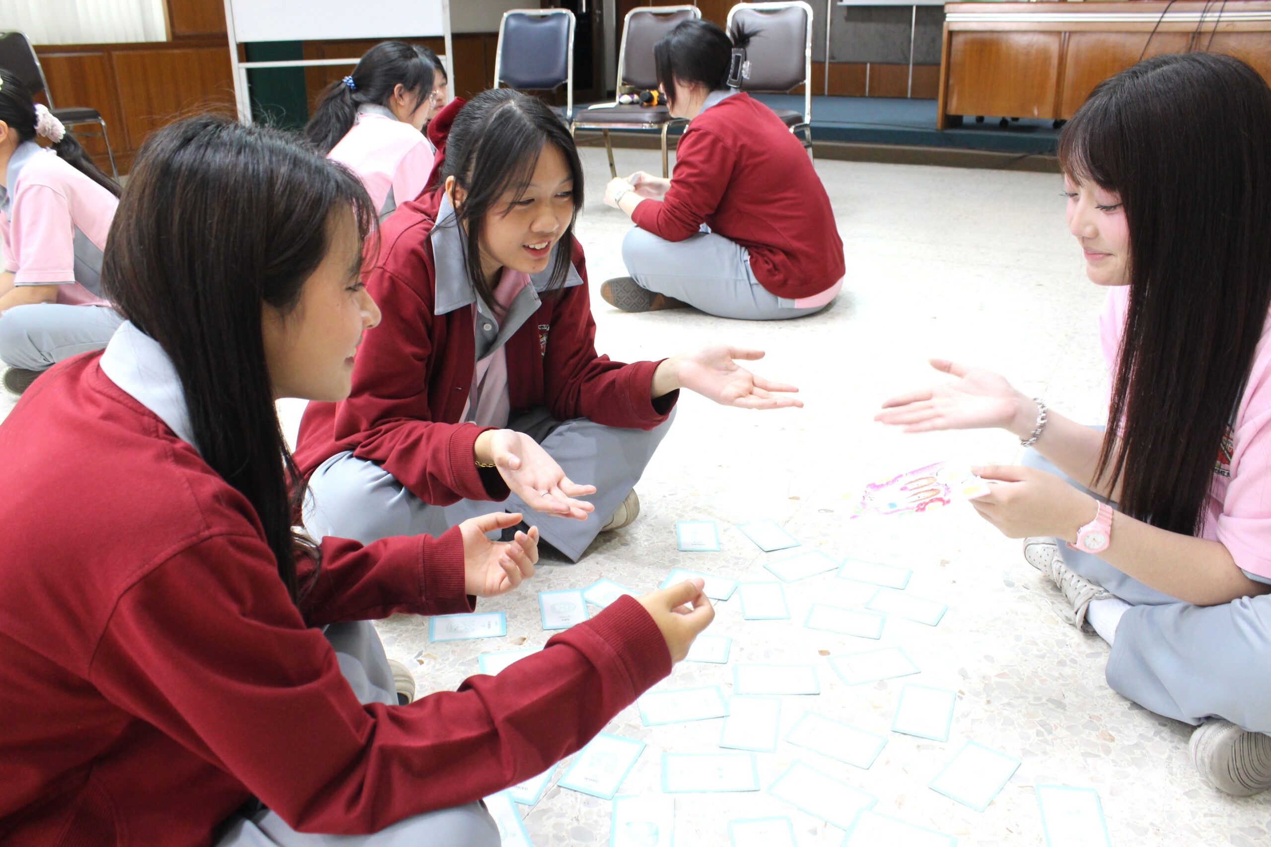 Hocsinh Thai Lan.jpg (438 KB)