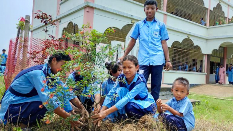 Học sinh Bangladesh trồng cây.png (707 KB)