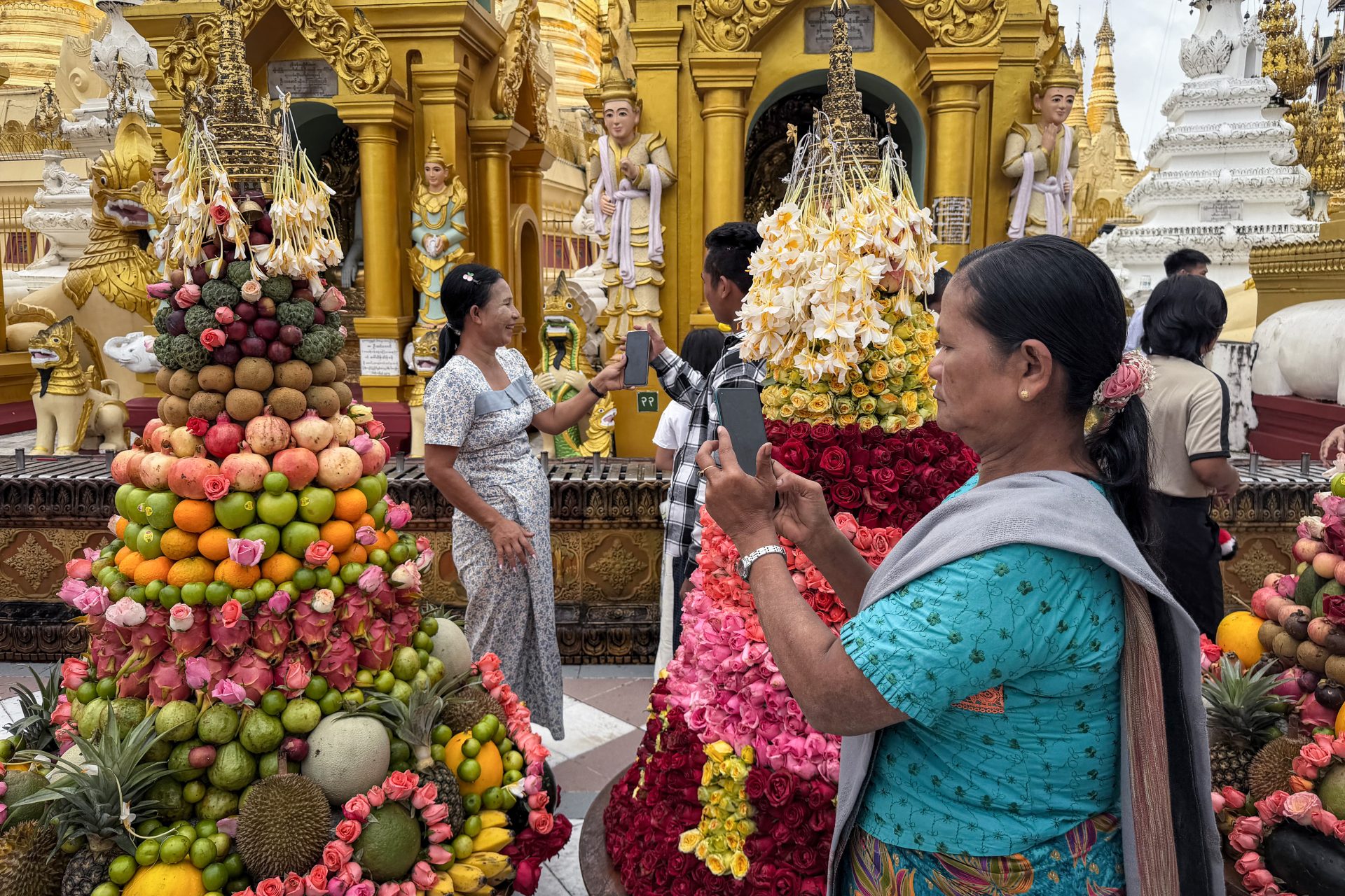 Phật tử hành hương đến chùa Shwedagon trong mùa Waso.jpg (637 KB)