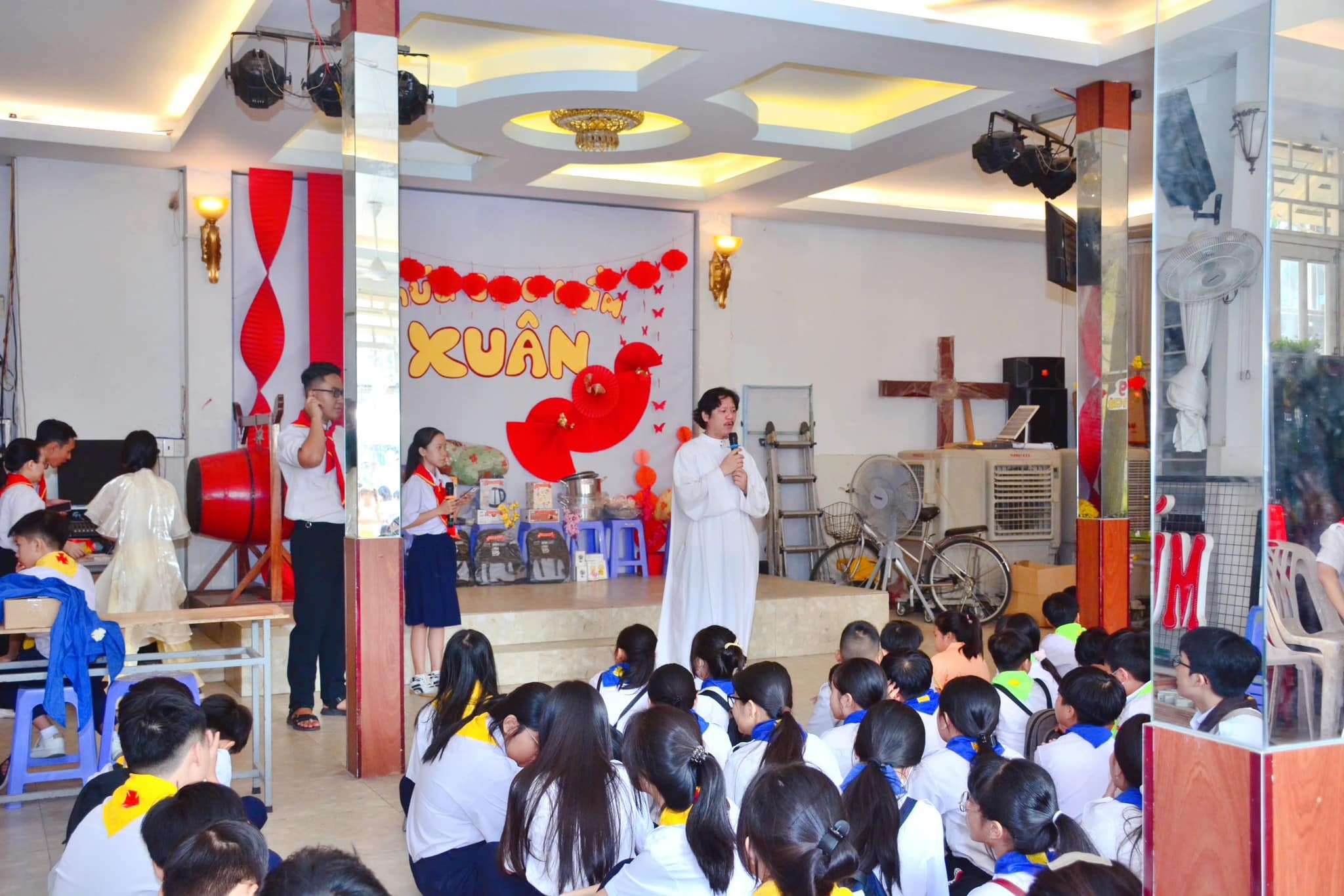Bình Minh lên từ giáo điểm dọc bờ kênh