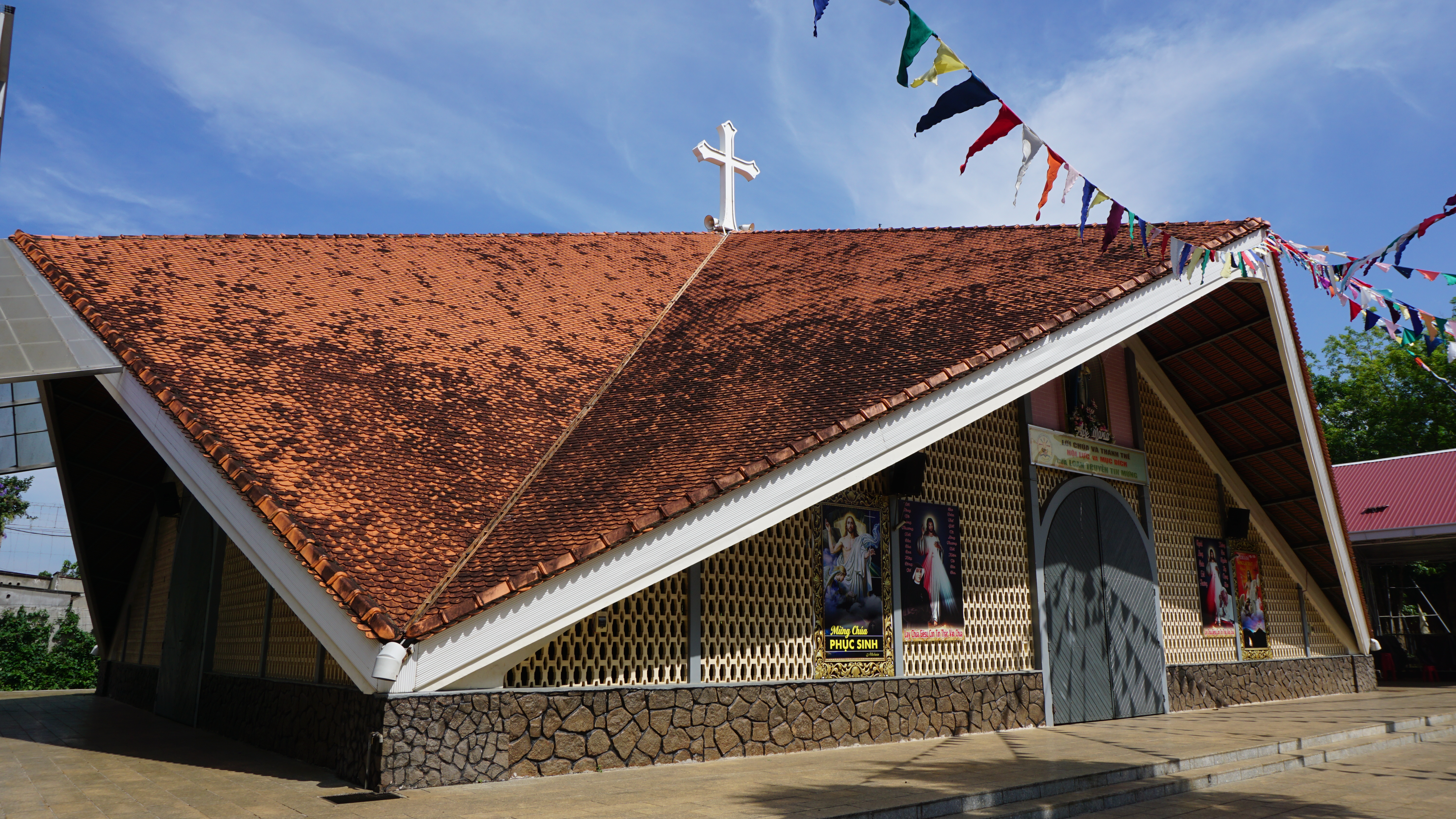 Ngôi thánh đường tám mái tại Đồng Nai