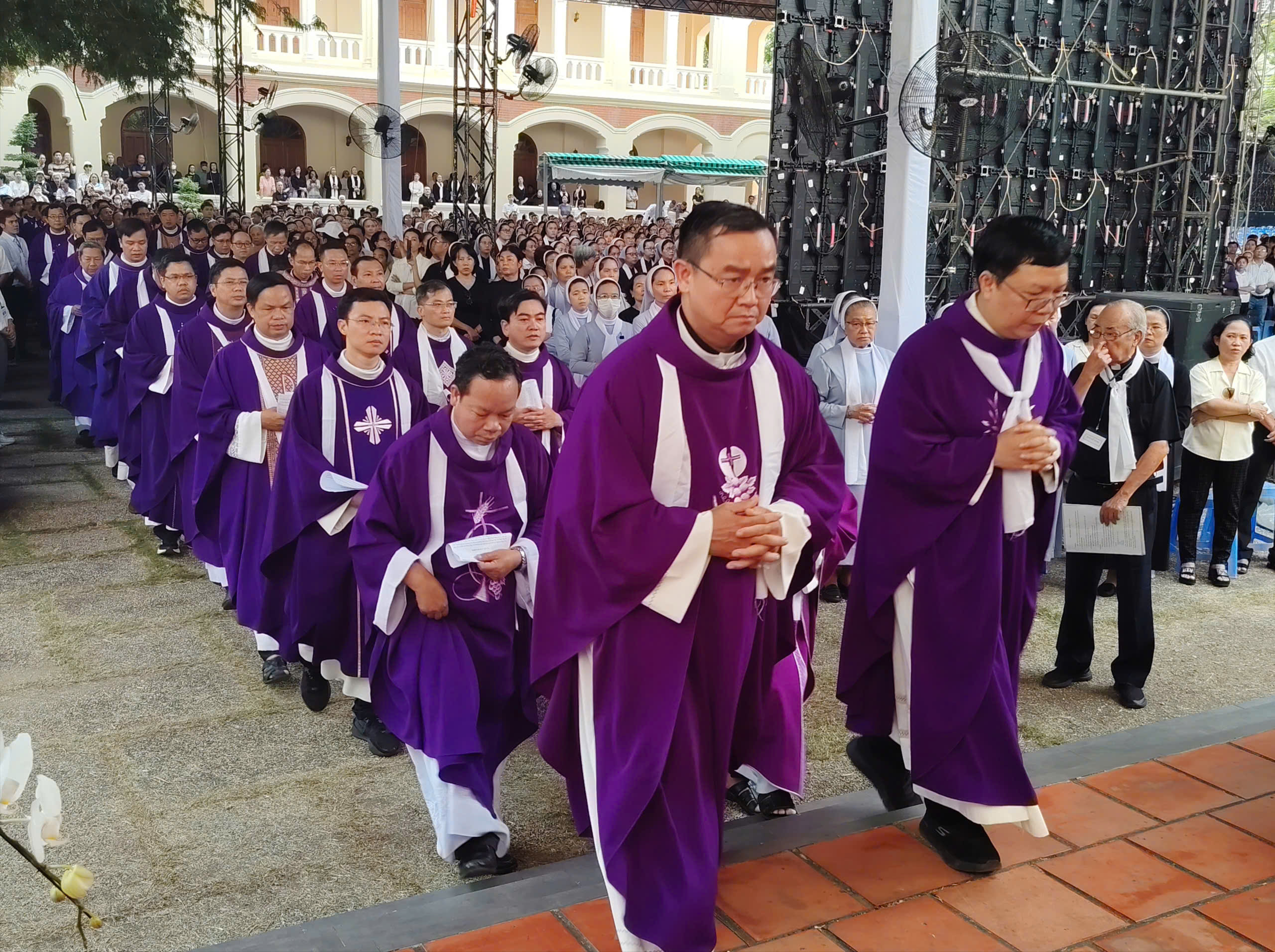 Gia đình liên tu sĩ nhớ vị cha chung